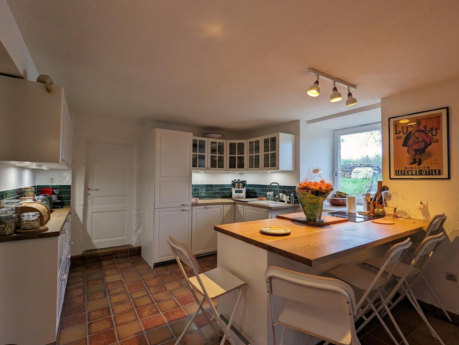 Fully equipped kitchen, garden view