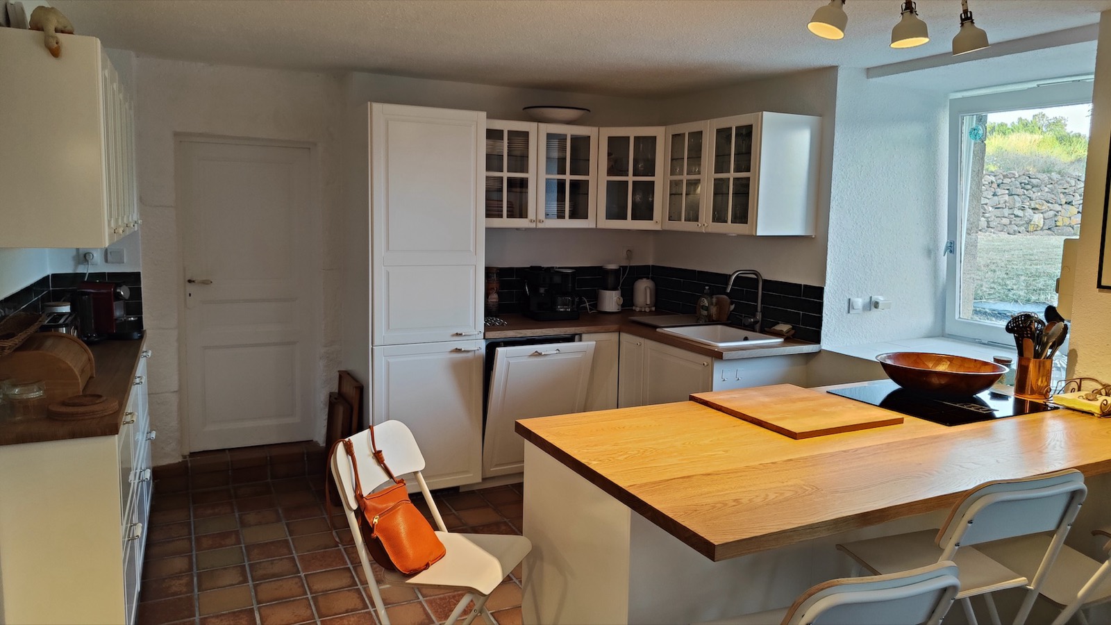 Kitchen with central island