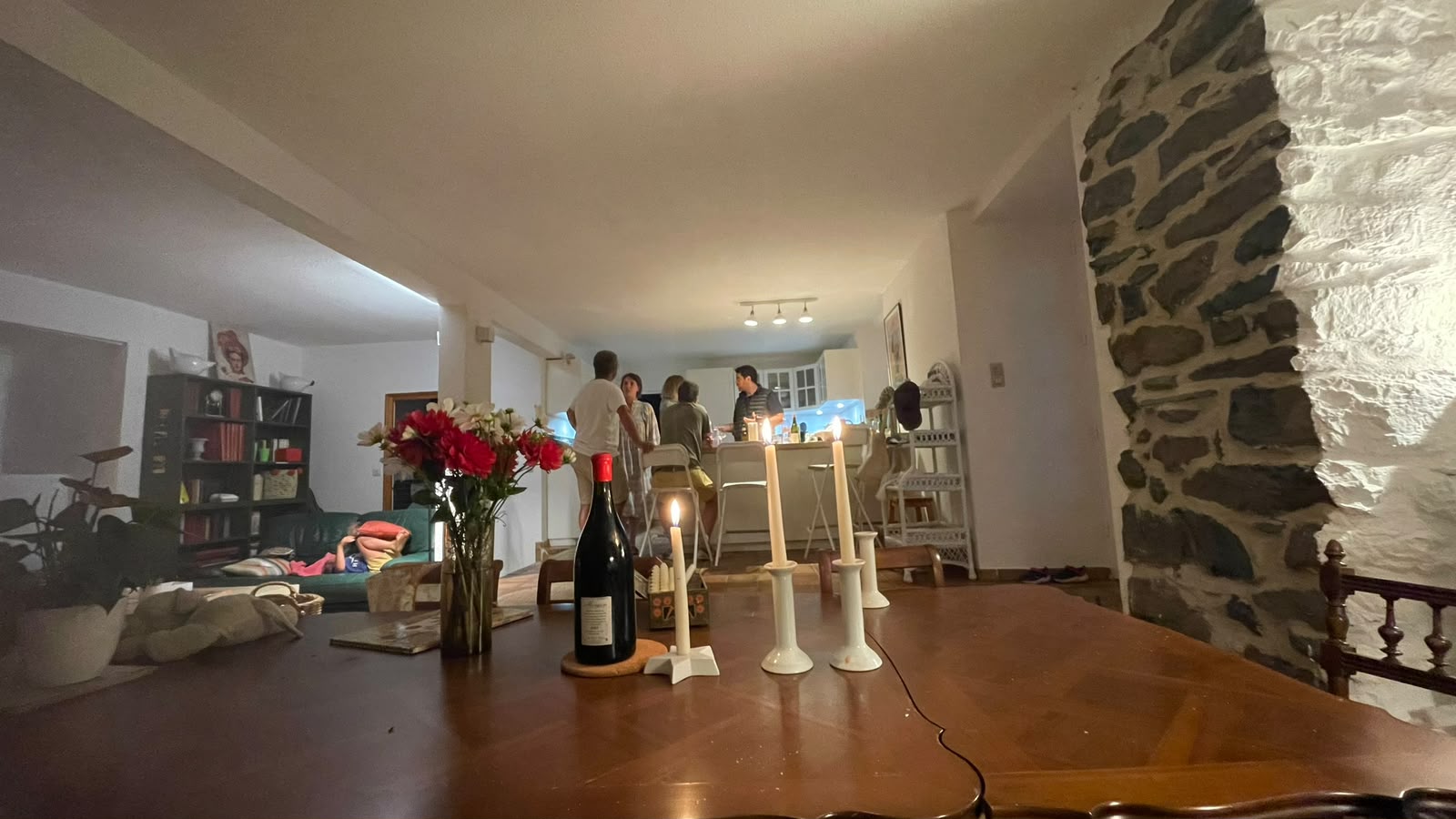 Soirée en famille dans la pièce de vie