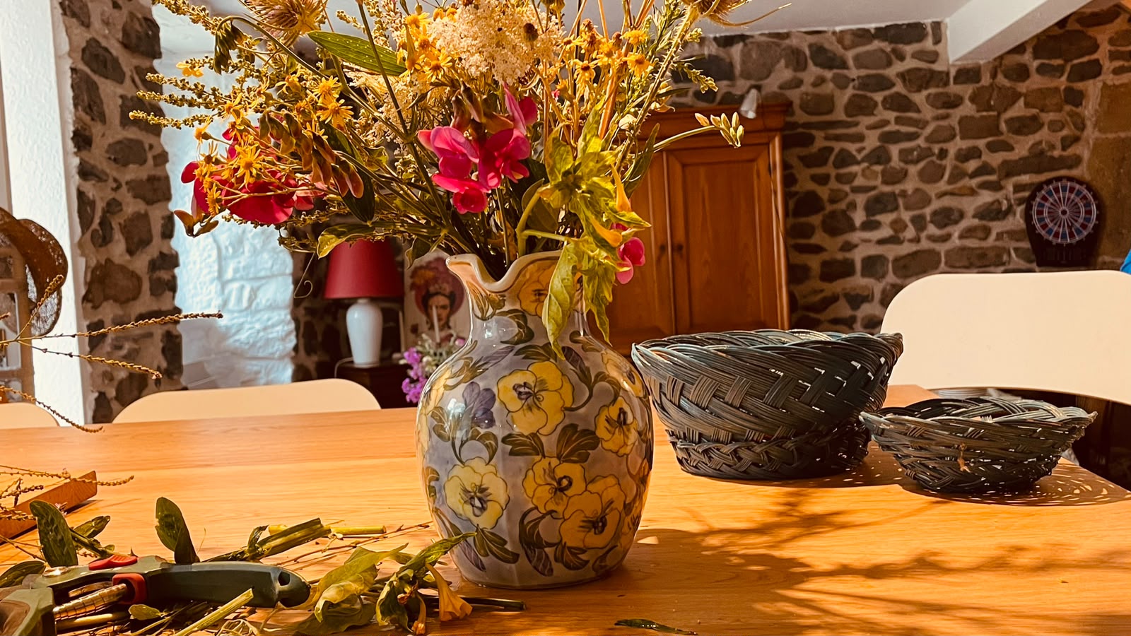Bouquet de fleurs des champs sur la table à manger en pierre