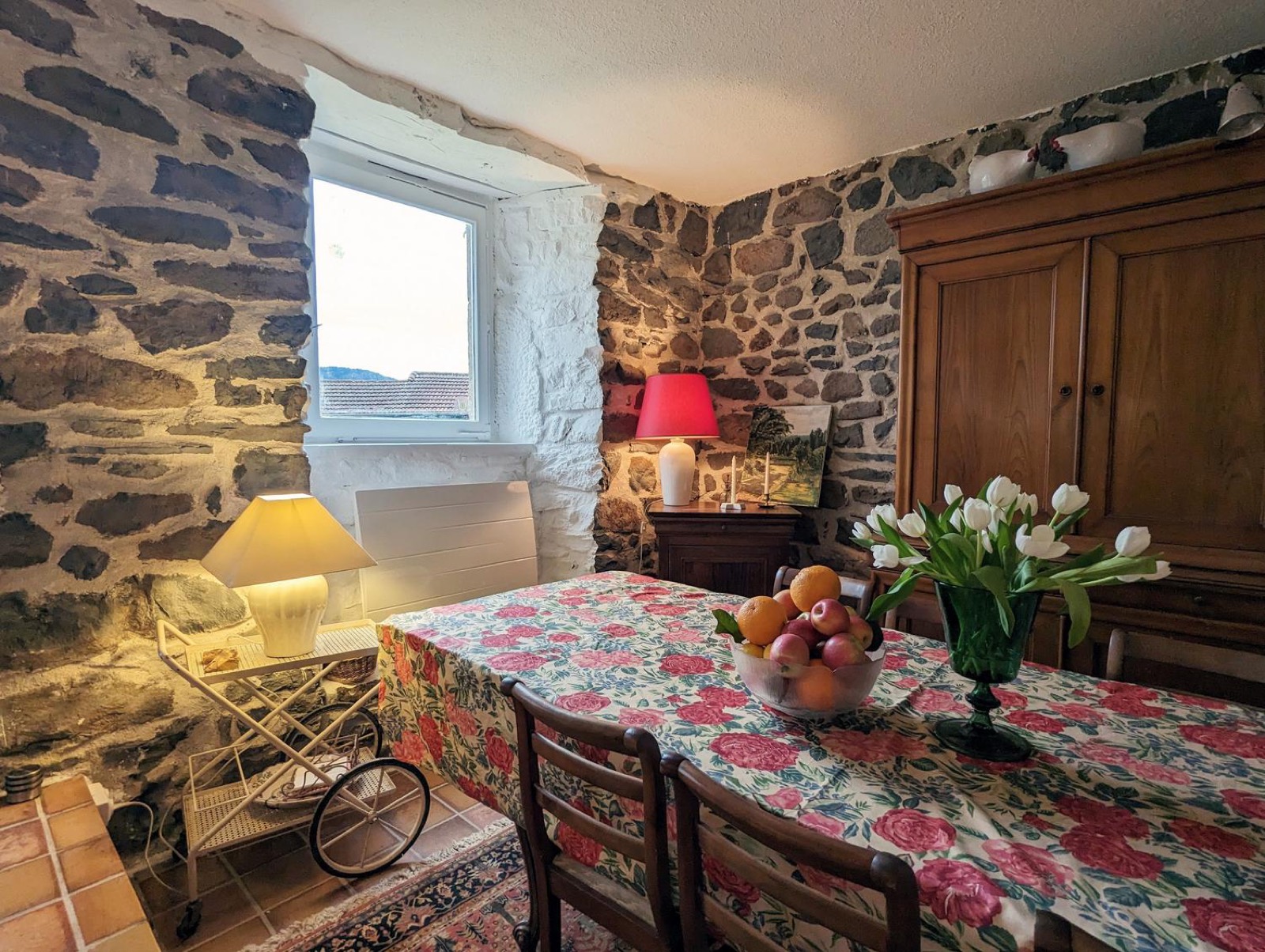Dining room, view of the staircase