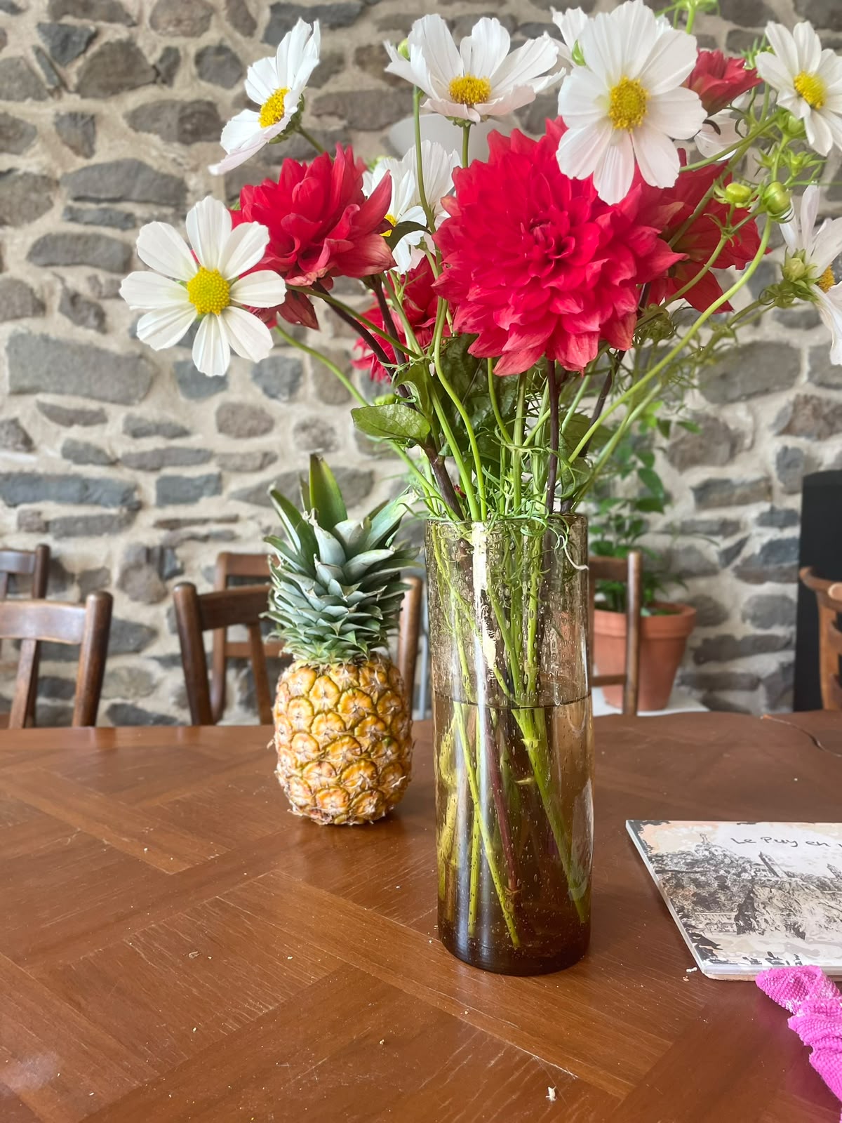 Bouquet de dahlias et cosmos sur la table à manger