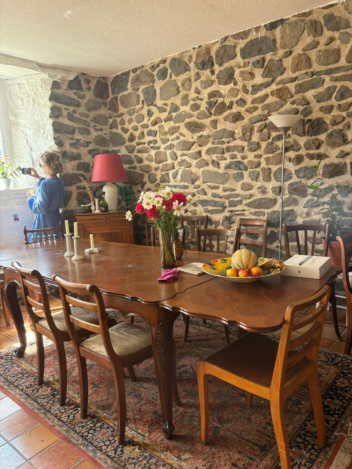Salle à manger aux murs en pierre apparente