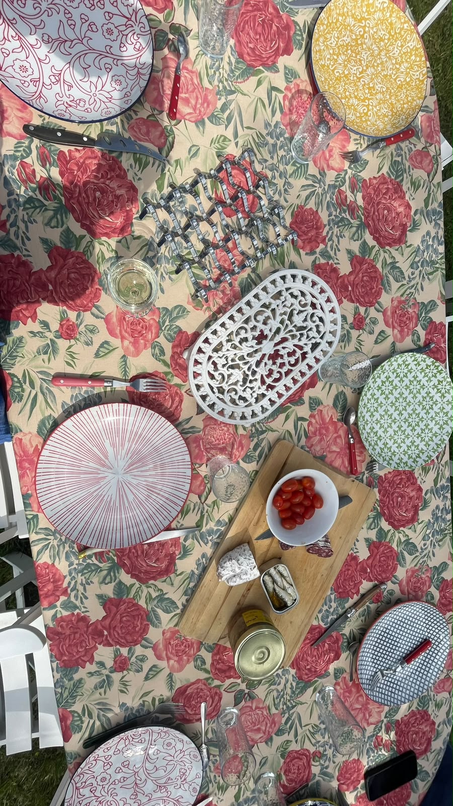 Table dressée en extérieur pour un repas convivial