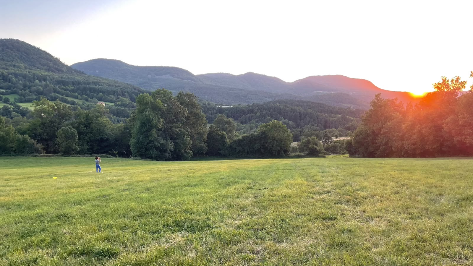 Coucher de soleil sur les collines environnantes